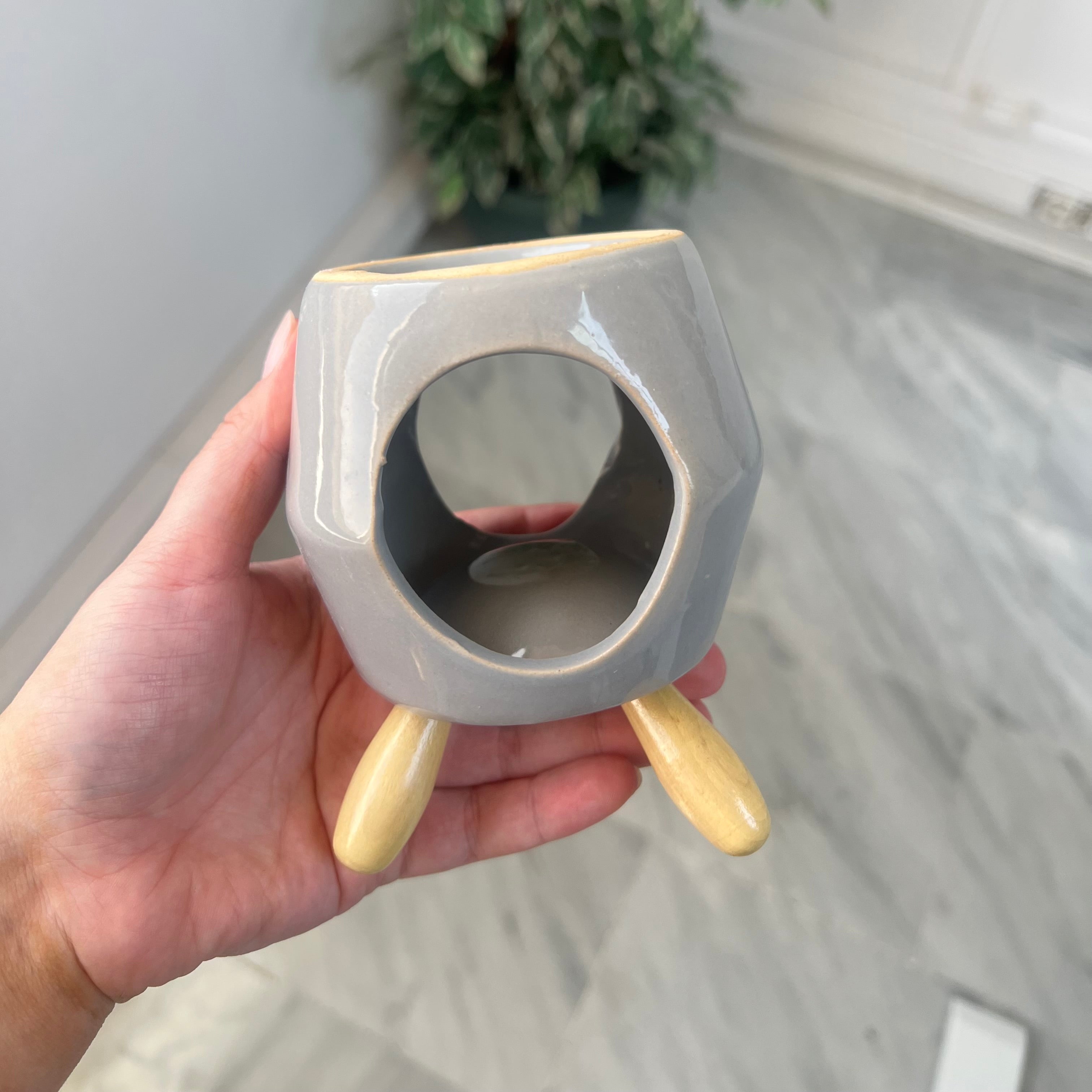 Quemador Minimalista con Patas de Madera